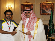 الأمير نواف بن فيصل يكرم موظف بجامعة سلمان